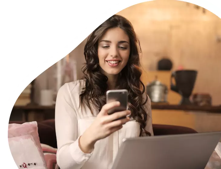 Mulher teleagente olhando para o celular após fechar mais uma venda de Oi Fibra Mulher teleagente olhando para o celular após fechar mais uma venda de Oi Fibra